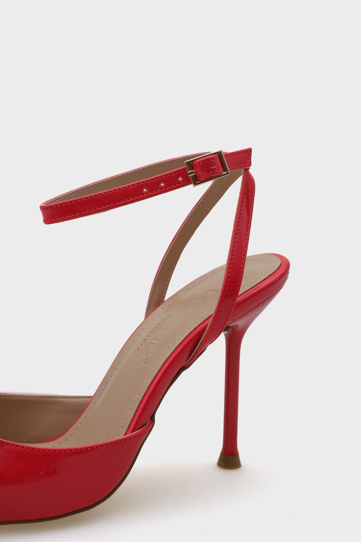 Rona Sivri Burunlu Fiyonlu Bilekten Bantlı Kadın Ayakkabı