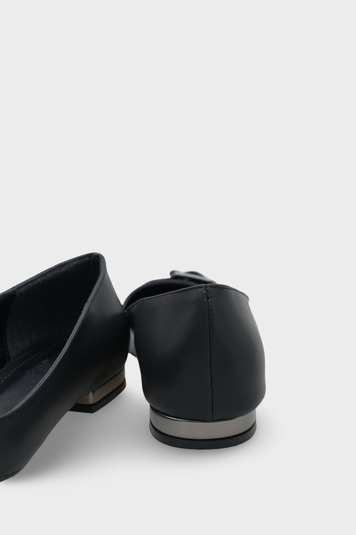 Krissie Sivri Burunlu Kısa Topuklu Metal Aksesuarlı Kadın Babet