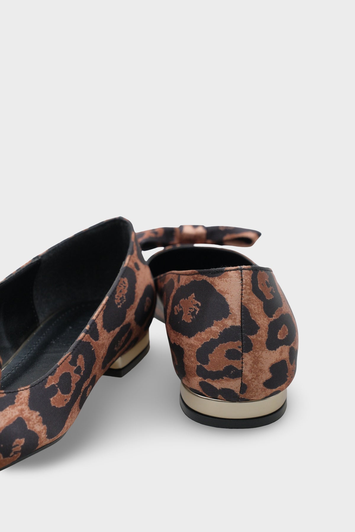 Zelma  Sivri Burunlu Kısa Topuklu Fiyonklu Saten Kadın Babet