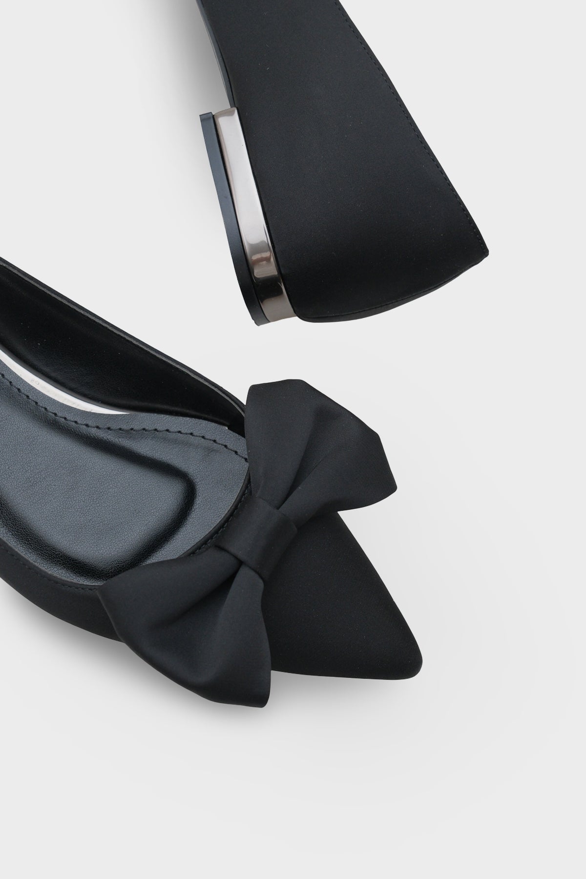 Zelma  Sivri Burunlu Kısa Topuklu Fiyonklu Saten Kadın Babet