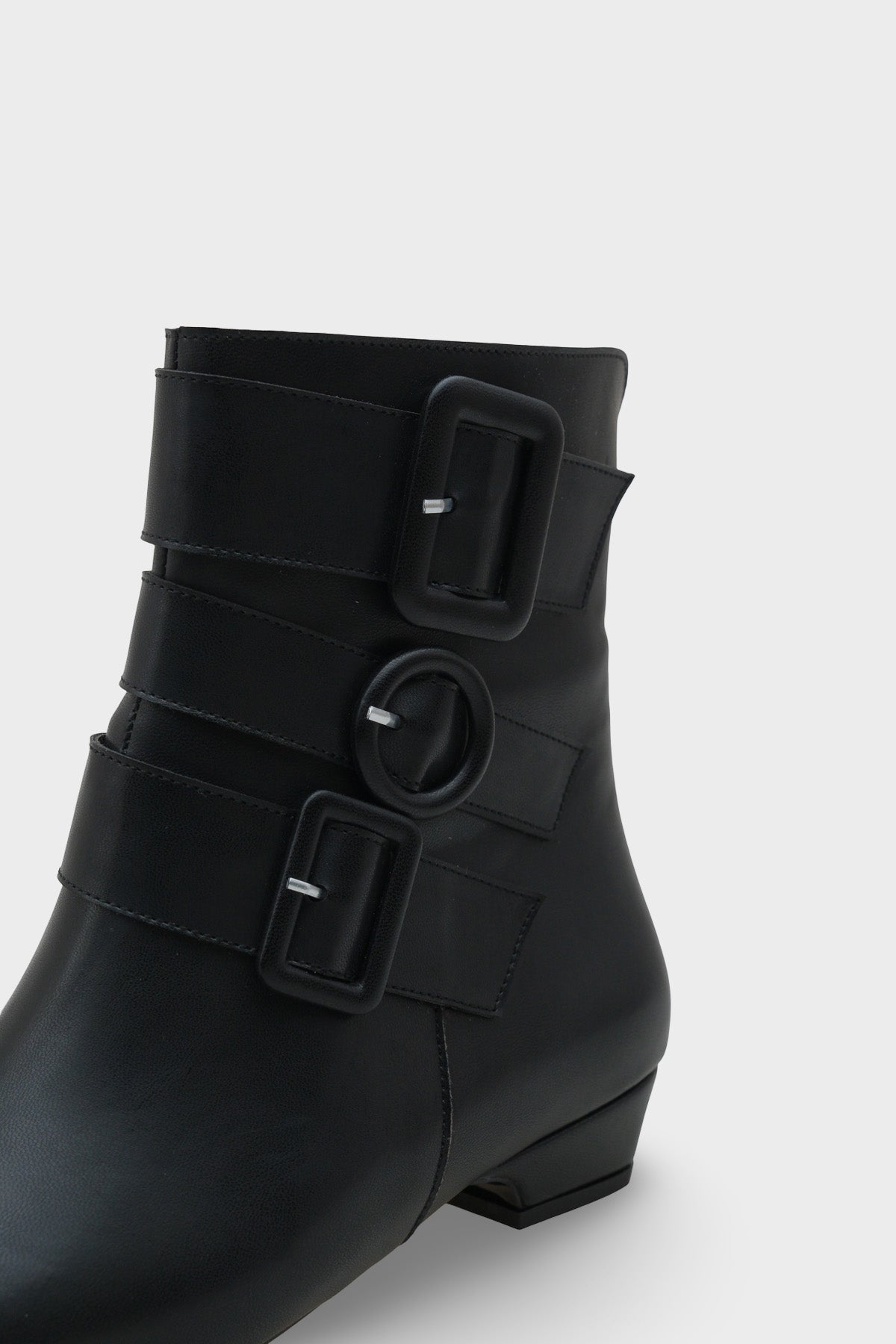 Shane  Kısa Topuklu Yandan Fermuarlı Tokalı Küt Burun Kadın Bot