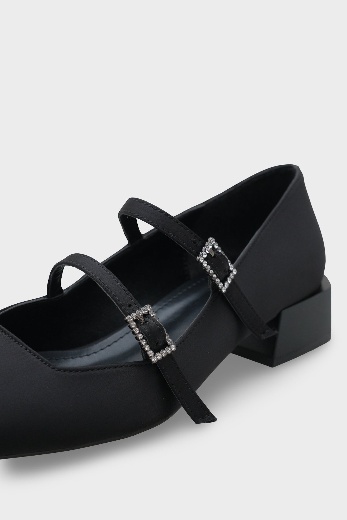 Katheryn Küt Burunlu Kısa Topuklu Taşlı Tokalı Saten Mary Jane Kadın Ayakkabı