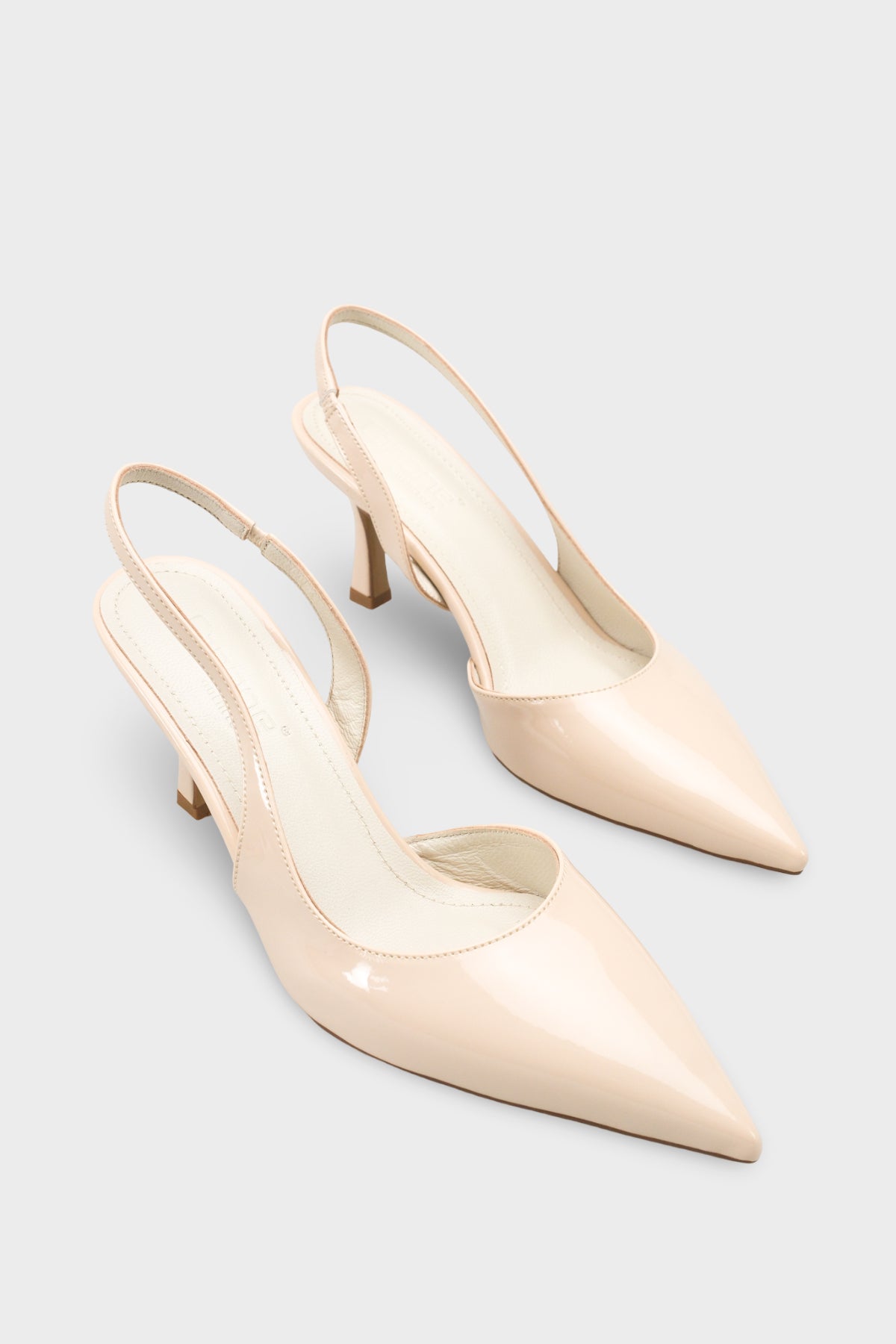 Ramonda Hakiki Deri Astarlı Sivri Burunlu Orta Topuklu Rugan Görünümlü Arkası Açık Kadın Ayakkabı