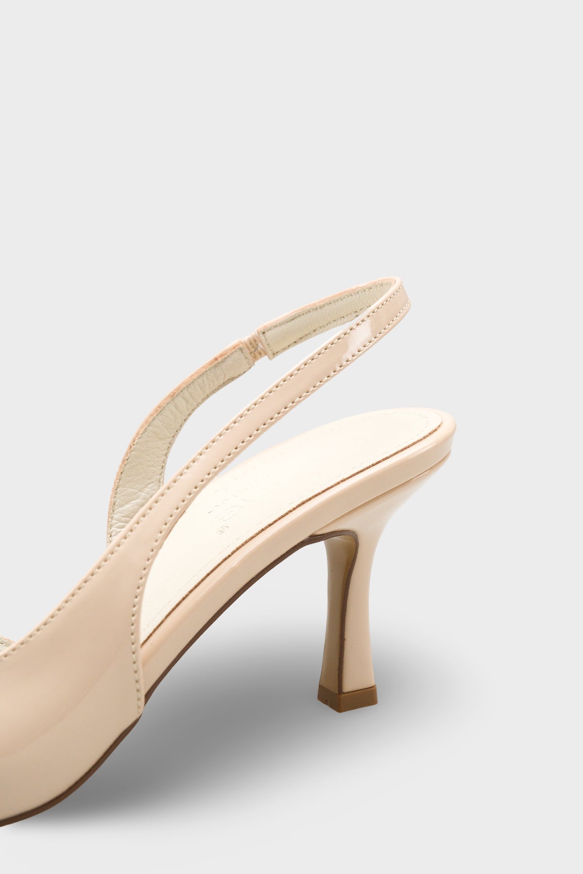 Ramonda Hakiki Deri Astarlı Sivri Burunlu Orta Topuklu Rugan Görünümlü Arkası Açık Kadın Ayakkabı