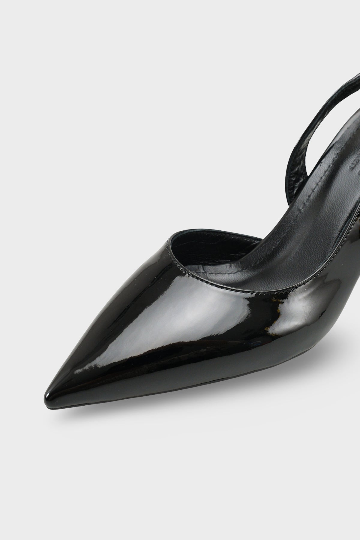 Ramonda Hakiki Deri Astarlı Sivri Burunlu Orta Topuklu Rugan Görünümlü Arkası Açık Kadın Ayakkabı