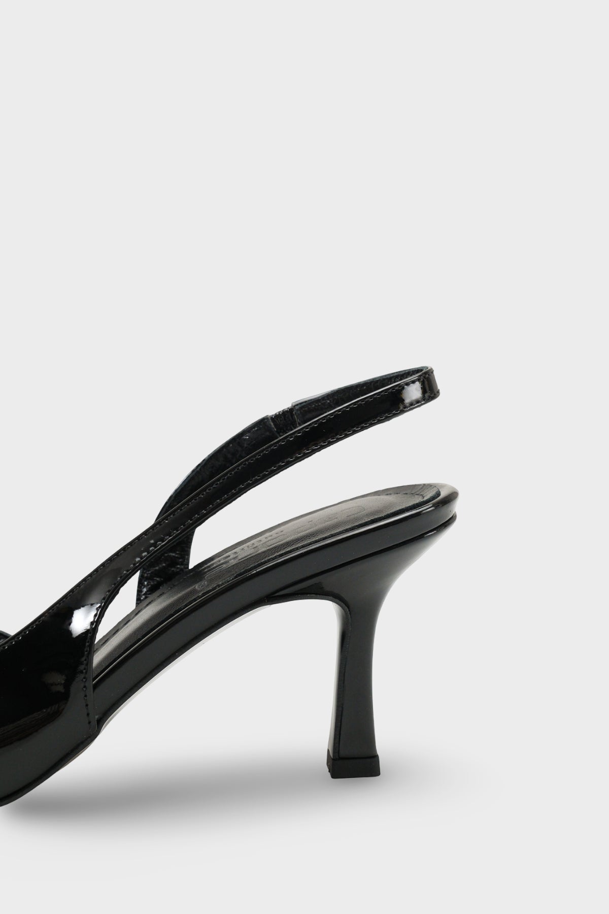 Ramonda Hakiki Deri Astarlı Sivri Burunlu Orta Topuklu Rugan Görünümlü Arkası Açık Kadın Ayakkabı