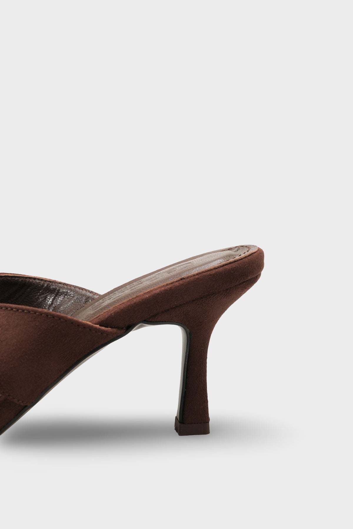 Sissy Hakiki Deri Astarlı Küt Burunlu Çapraz Bantlı Orta Topuklu Süet Görünümlü Şık Kadın Terlik