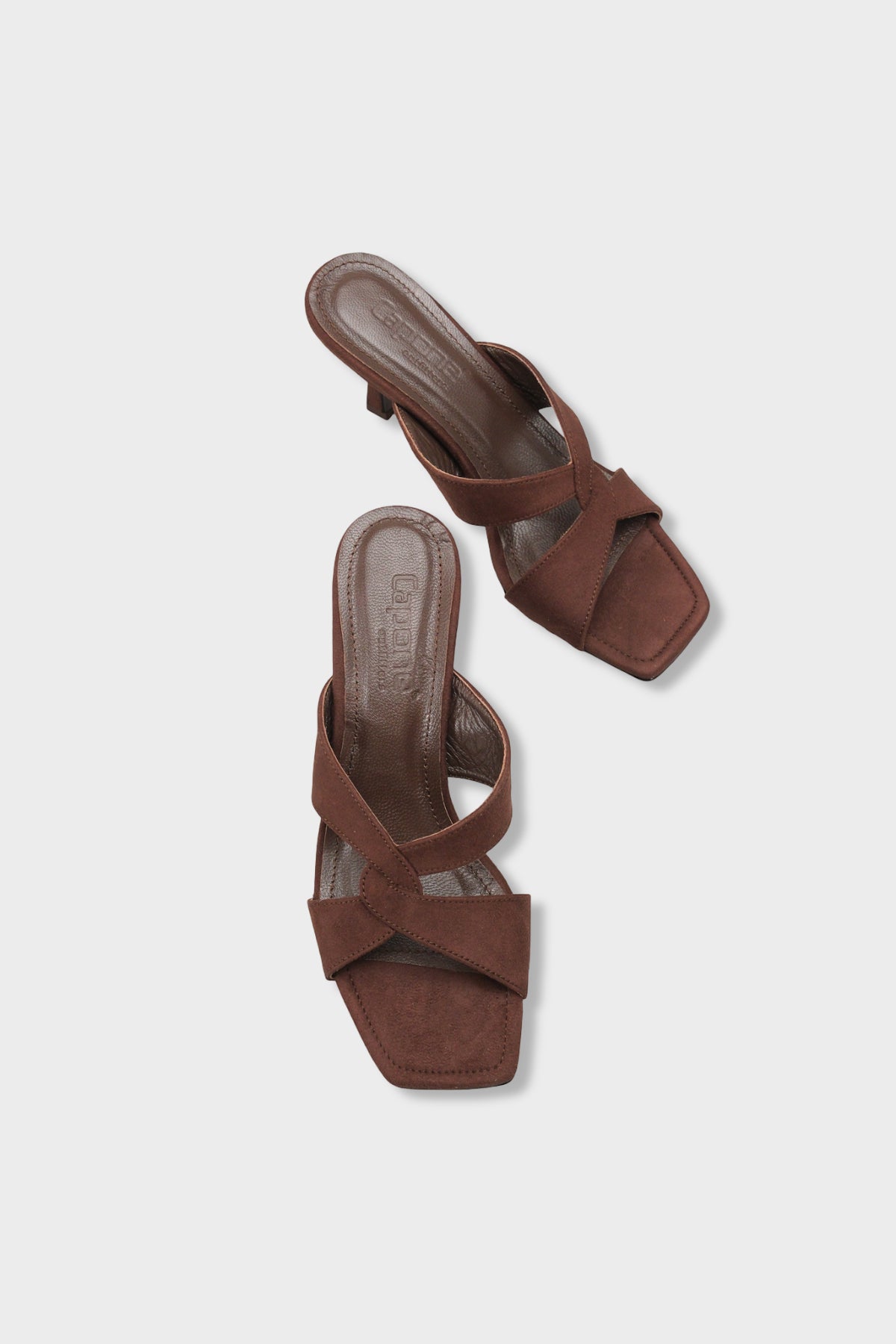 Sissy Hakiki Deri Astarlı Küt Burunlu Çapraz Bantlı Orta Topuklu Süet Görünümlü Şık Kadın Terlik