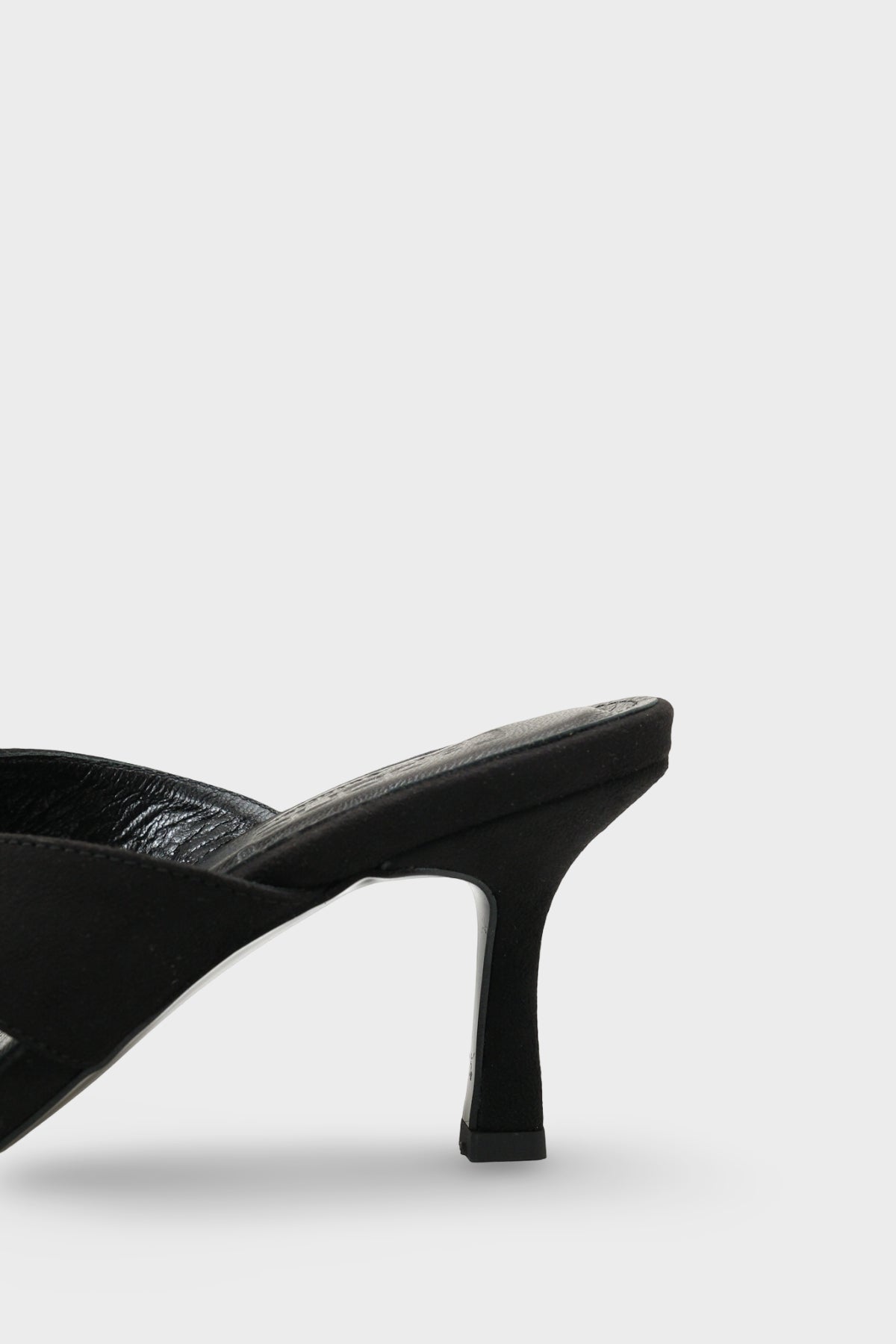 Sissy Hakiki Deri Astarlı Küt Burunlu Çapraz Bantlı Orta Topuklu Süet Görünümlü Şık Kadın Terlik