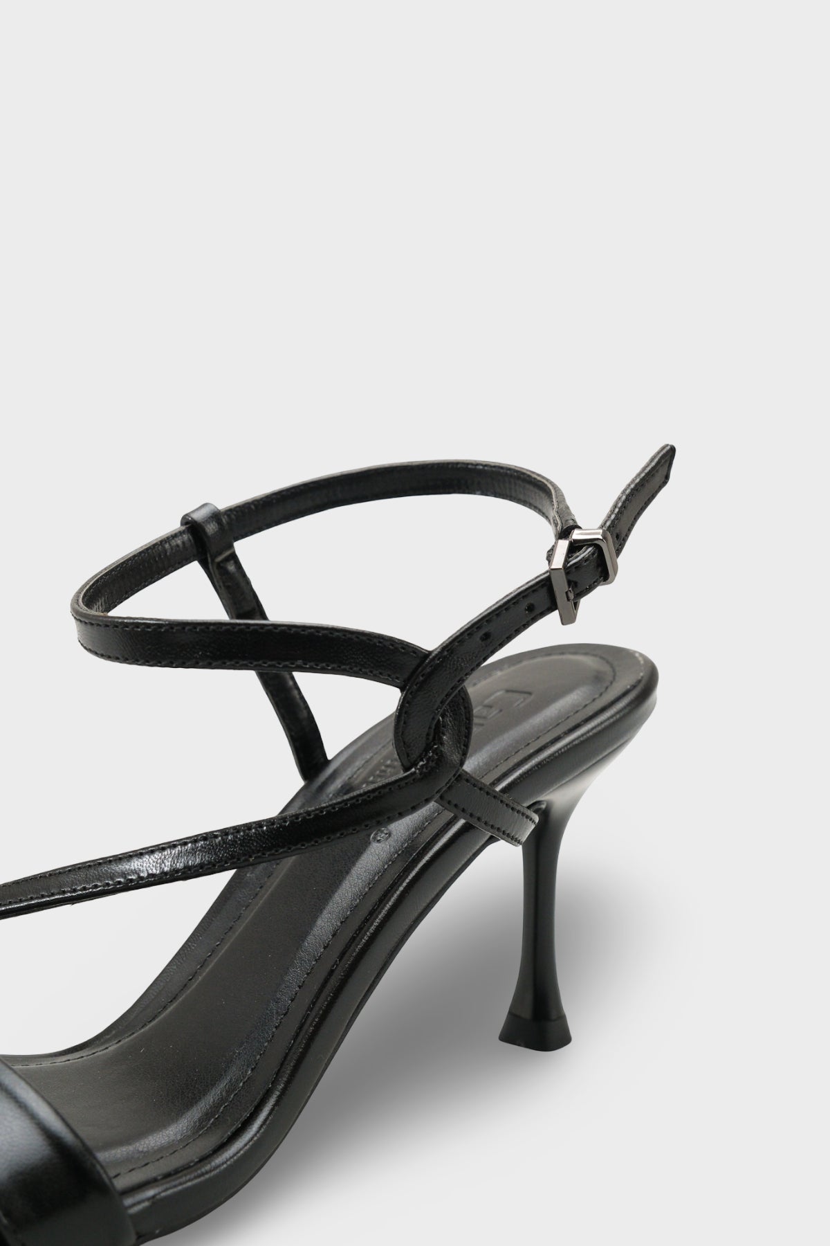 Corilla Yuvarlak Burunlu Orta Topuklu Bilekten Bantlı Kadın Şık Ayakkabı