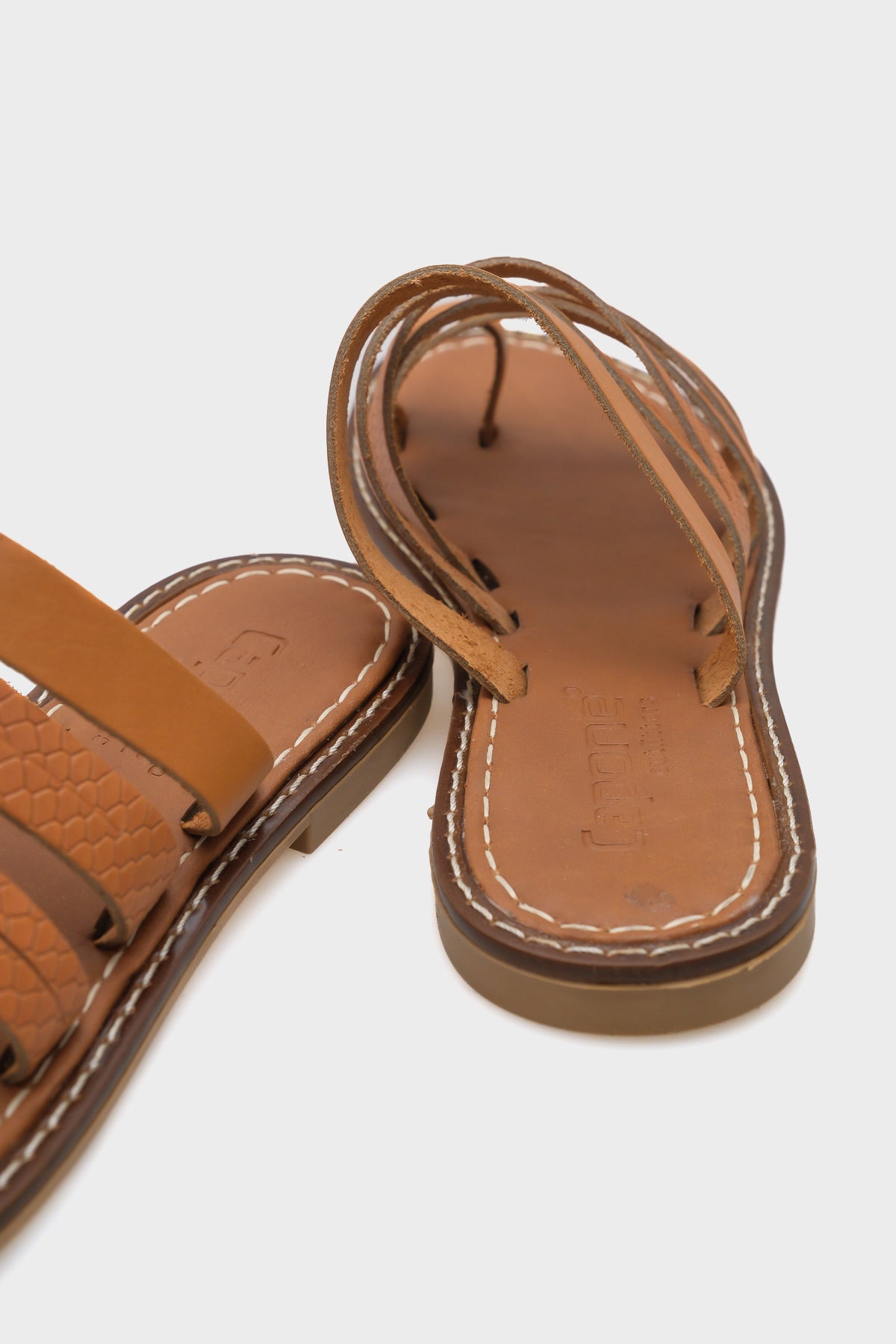 Lyssa Baş Parmak Detaylı Bantlı Kadın Deri Terlik