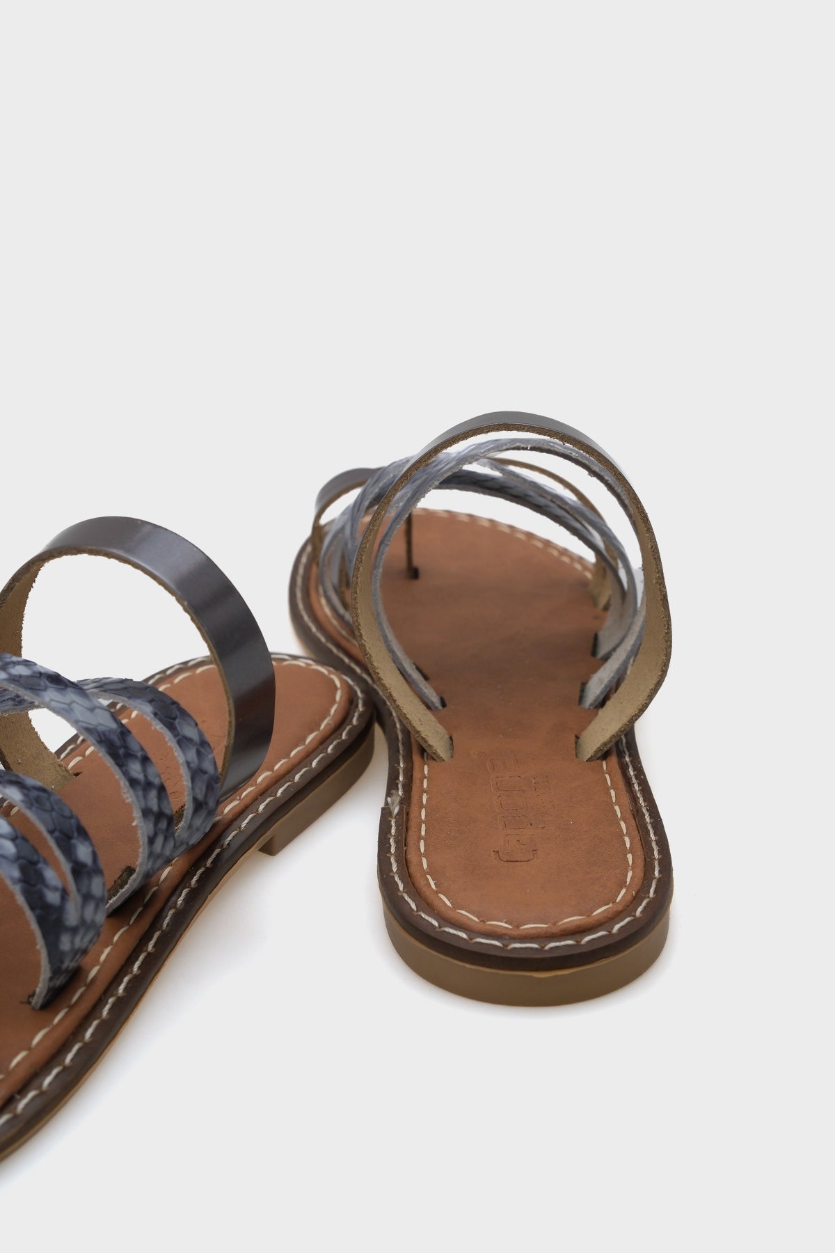 Lyssa Baş Parmak Detaylı Bantlı Kadın Terlik