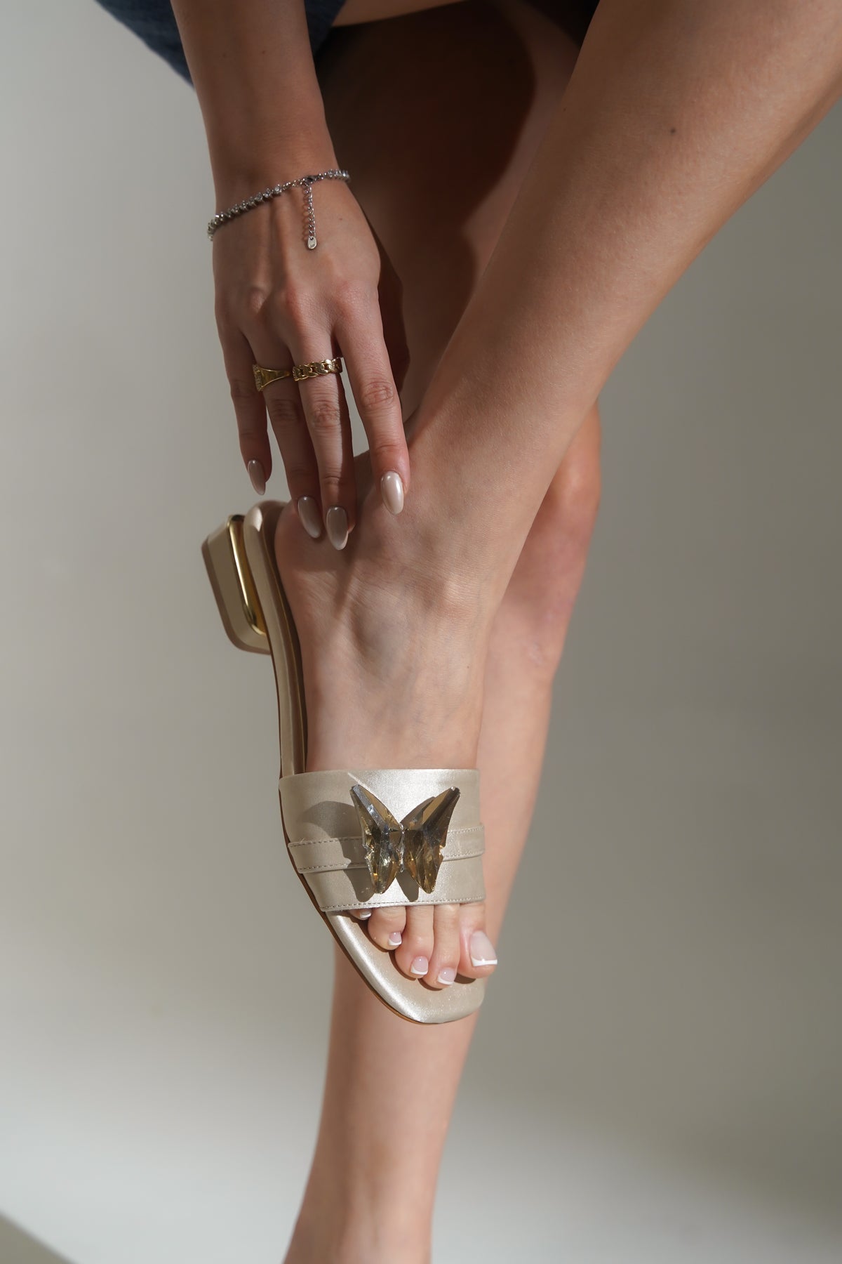 Ariela Yuvarlak Küt Burunlu Taşlı Kelebek Tokalı Kadın Kısa Topuklu Terlik