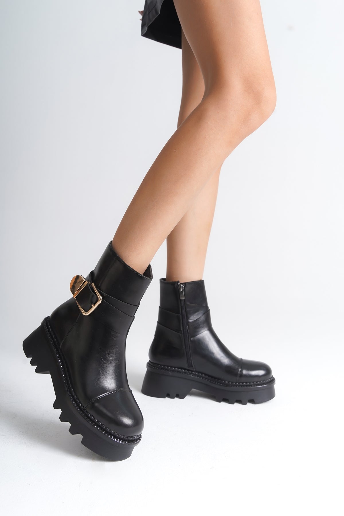 Giselle Trak Tabanlı Metal Tokalı Yandan Fermuarlı Kadın Uzun Bot