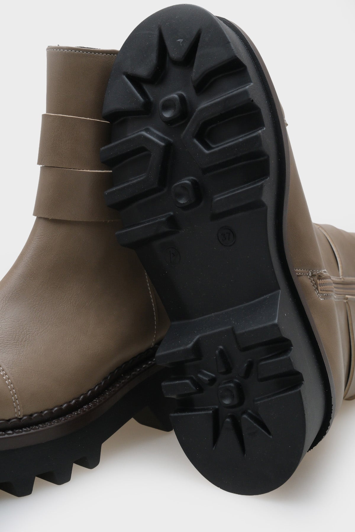 Giselle Trak Tabanlı Metal Tokalı Yandan Fermuarlı Kadın Uzun Bot