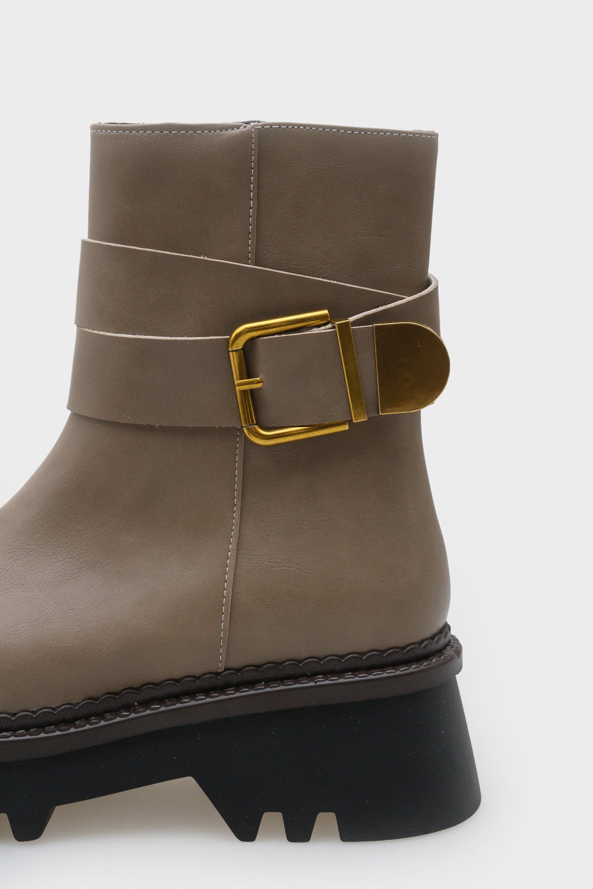 Giselle Trak Tabanlı Metal Tokalı Yandan Fermuarlı Kadın Uzun Bot