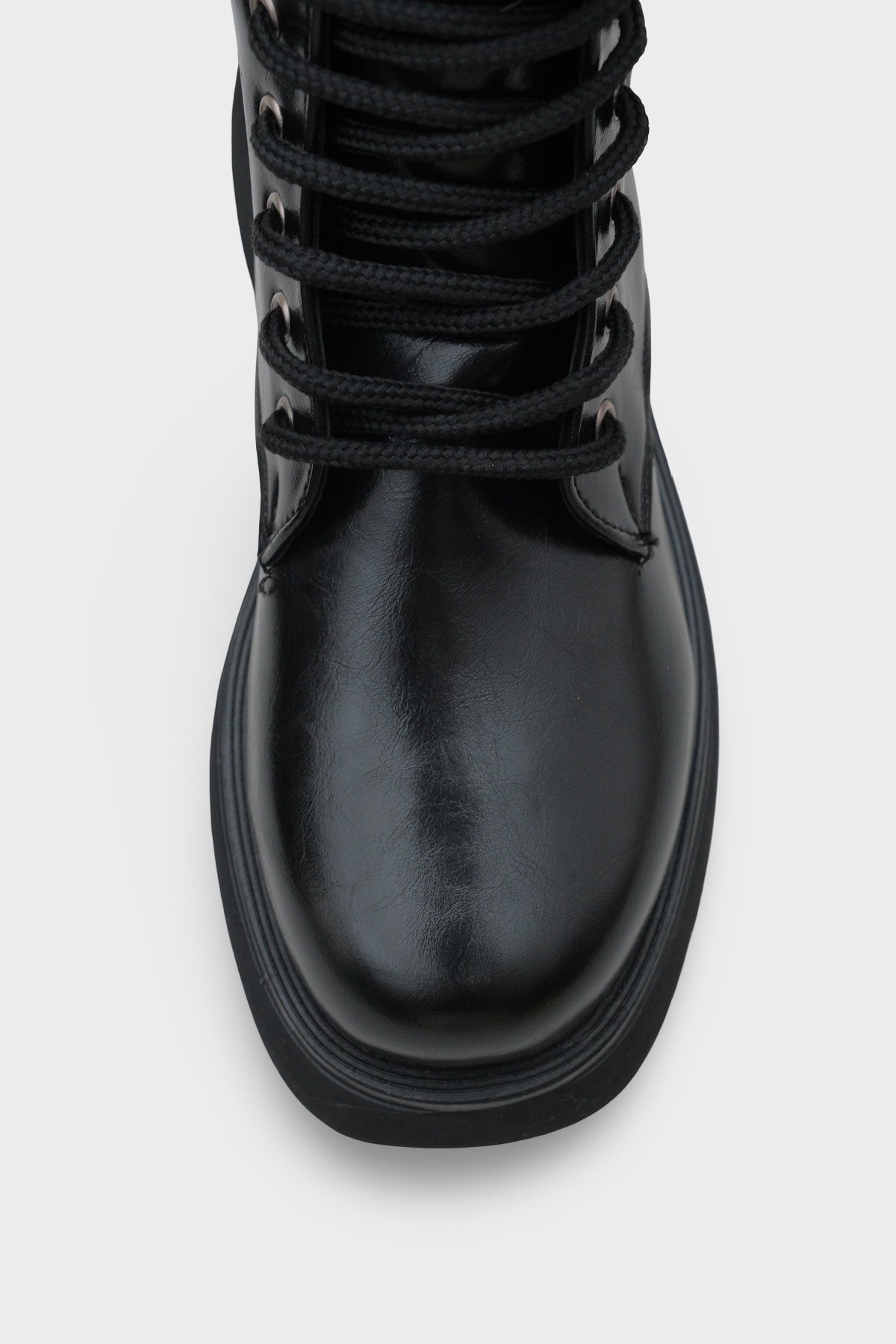 Melessa Yuvarlak Burunlu Yandan Fermuarlı Trak Tabanlı Kadın Bot