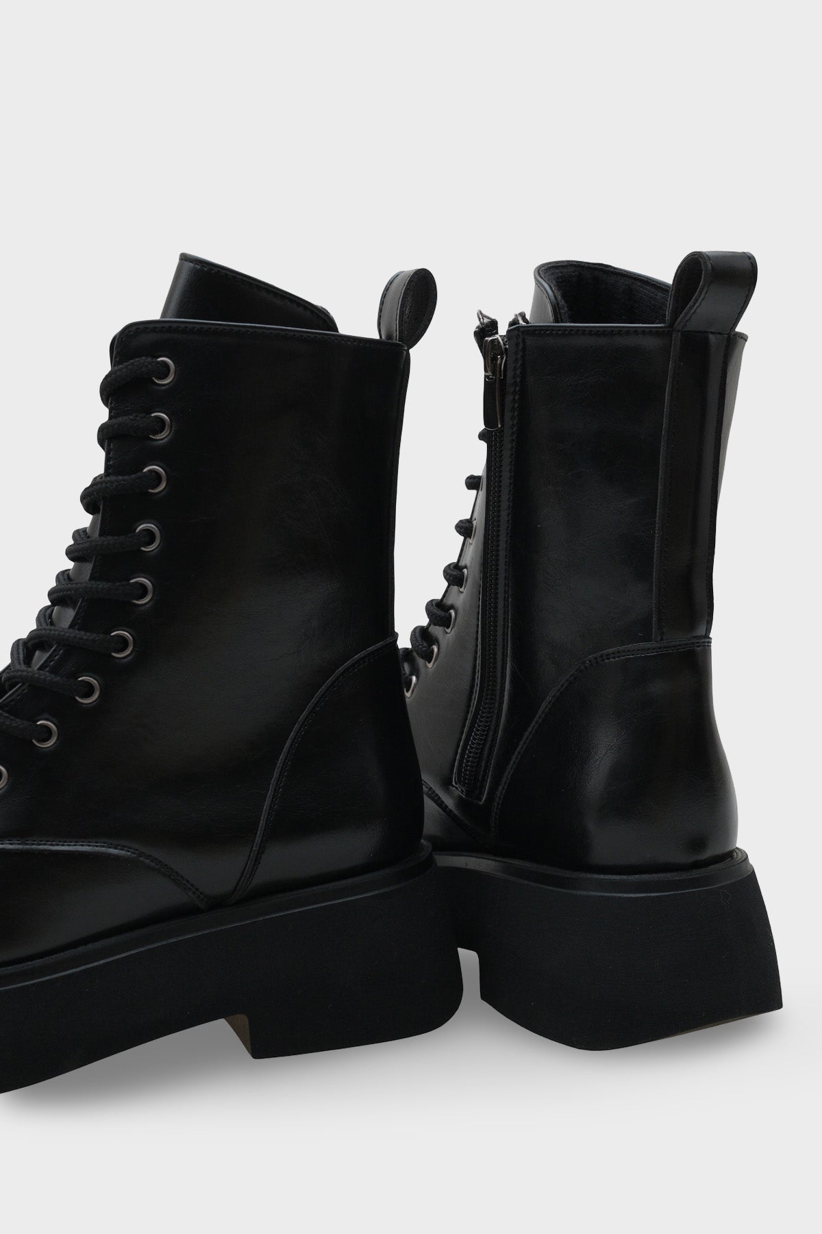 Melessa Yuvarlak Burunlu Yandan Fermuarlı Trak Tabanlı Kadın Bot