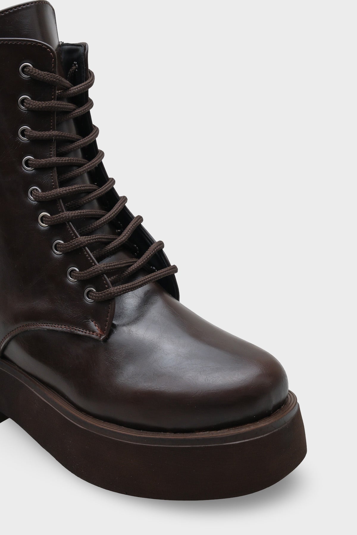 Melessa Yuvarlak Burunlu Yandan Fermuarlı Trak Tabanlı Kadın Bot