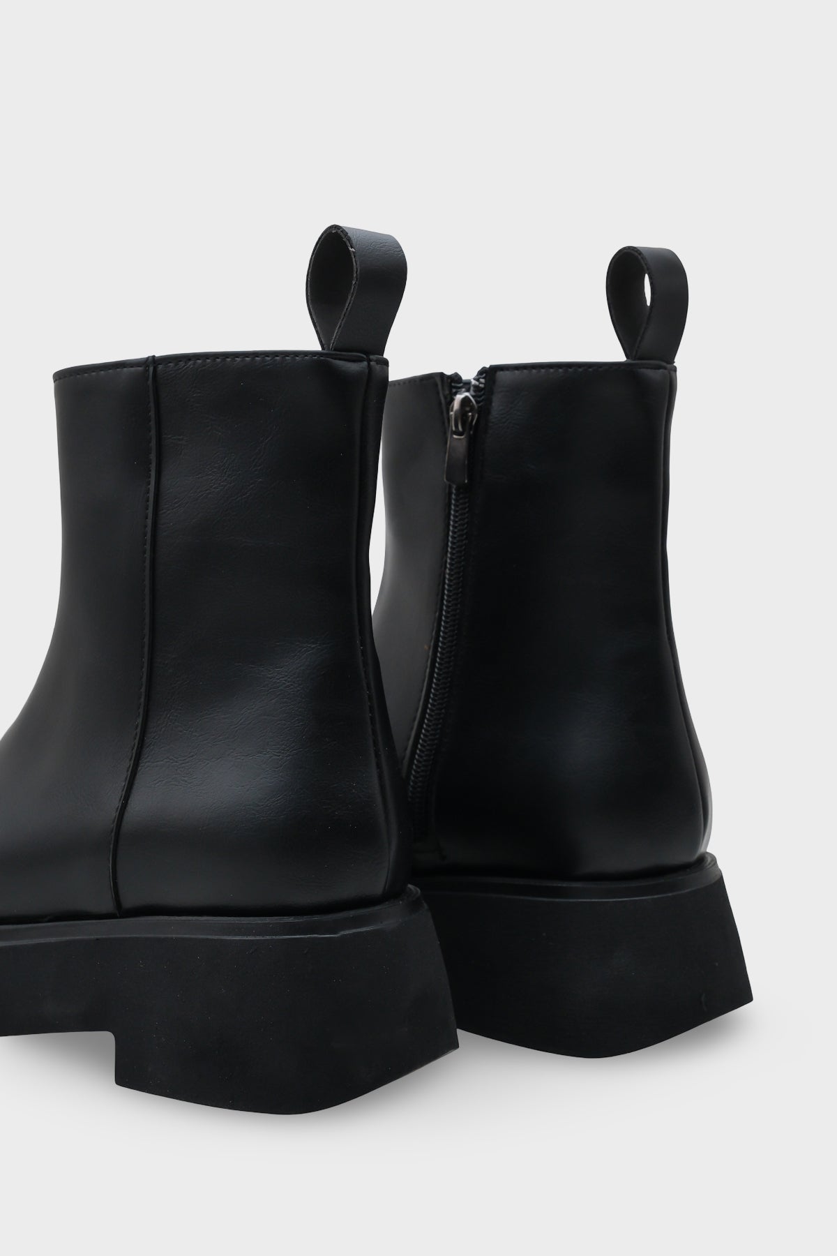 Darla Yuvarlak Burunlu Yandan Fermuarlı Trak Tabanlı Kadın Bot