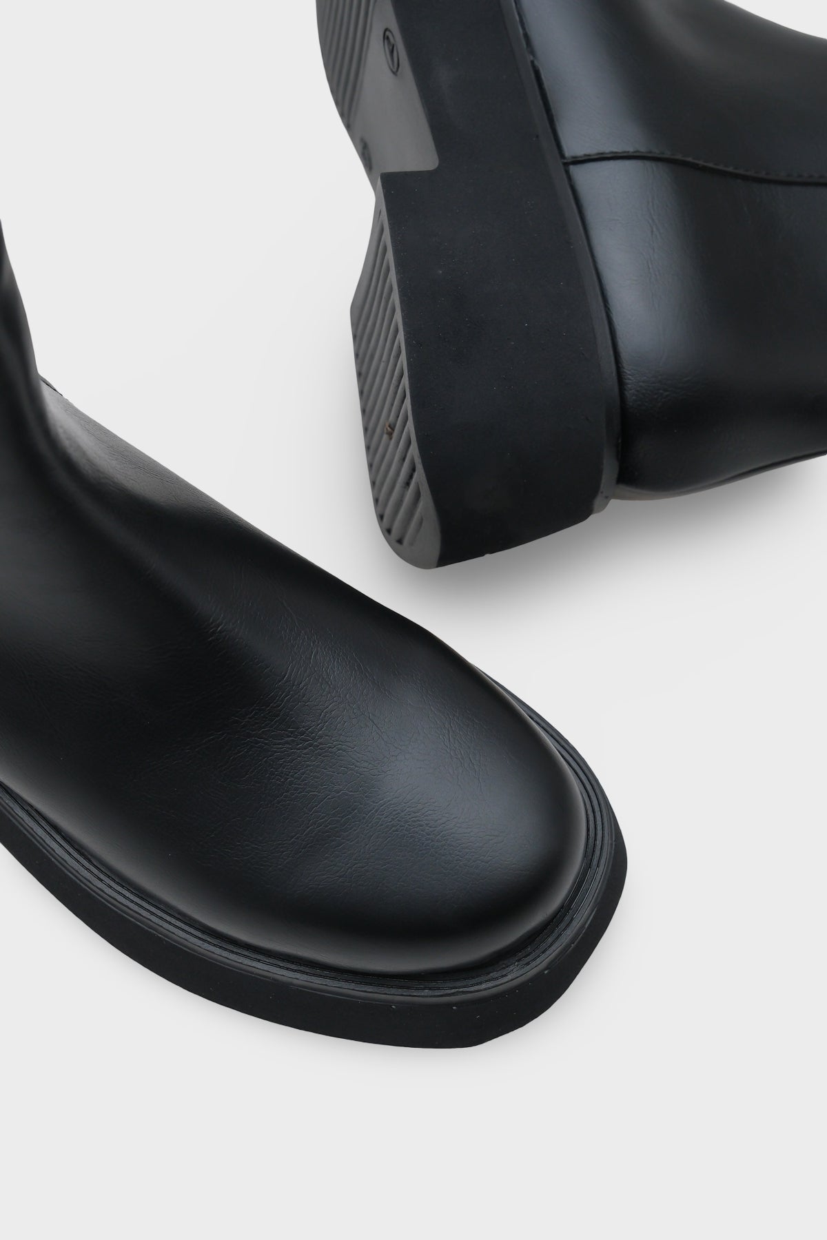 Darla Yuvarlak Burunlu Yandan Fermuarlı Trak Tabanlı Kadın Bot