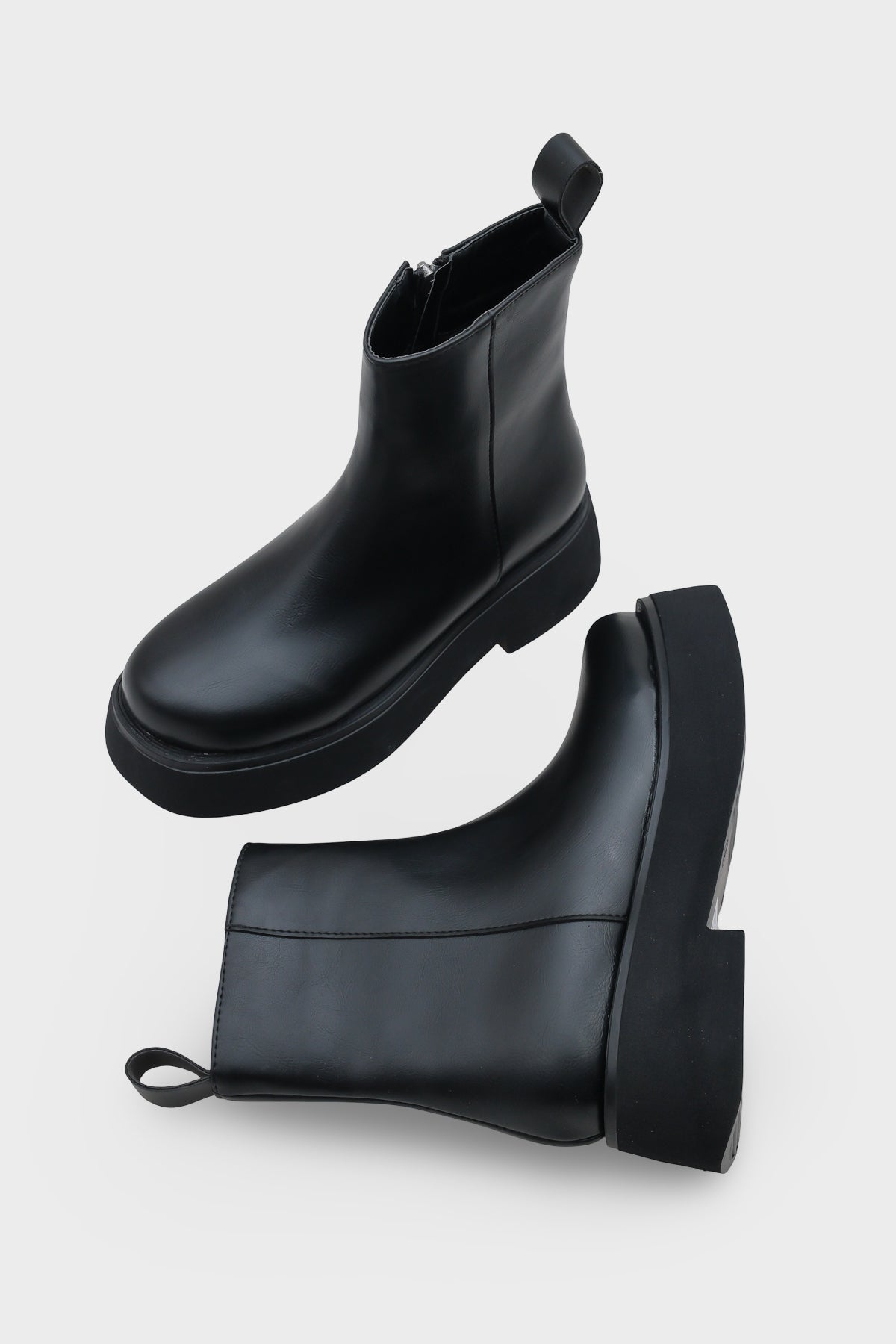 Darla Yuvarlak Burunlu Yandan Fermuarlı Trak Tabanlı Kadın Bot