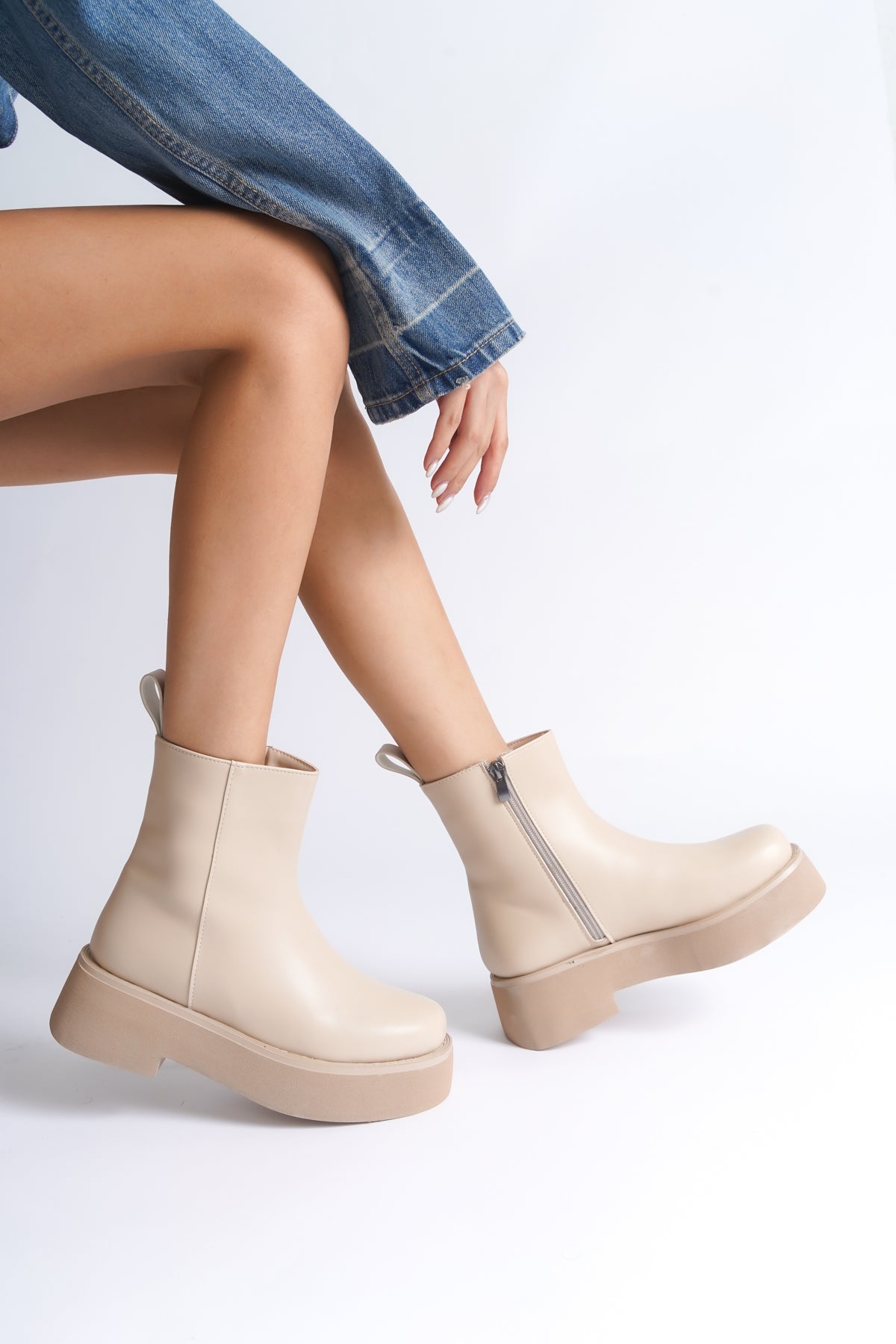 Darla Yuvarlak Burunlu Yandan Fermuarlı Trak Tabanlı Kadın Bot