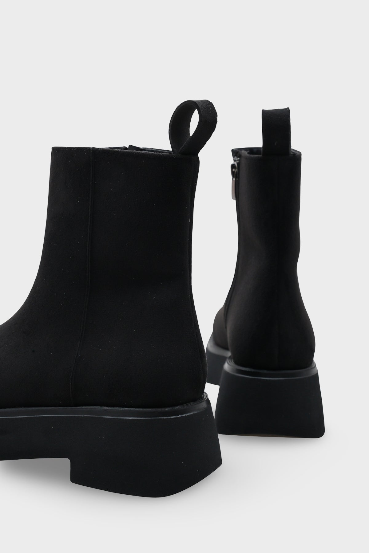 Darla Yuvarlak Burunlu Yandan Fermuarlı Trak Tabanlı Kadın Bot