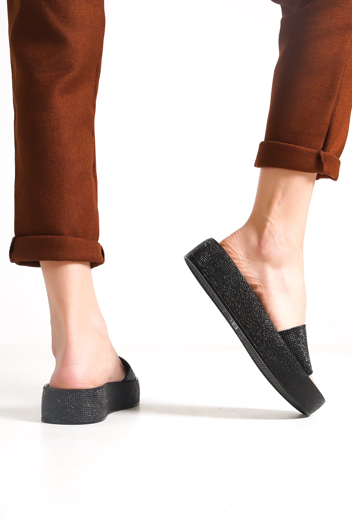 Tek Geniş Bantlı Taşlı Detaylı Dolgu Topuk Metalik Kadın Terlik