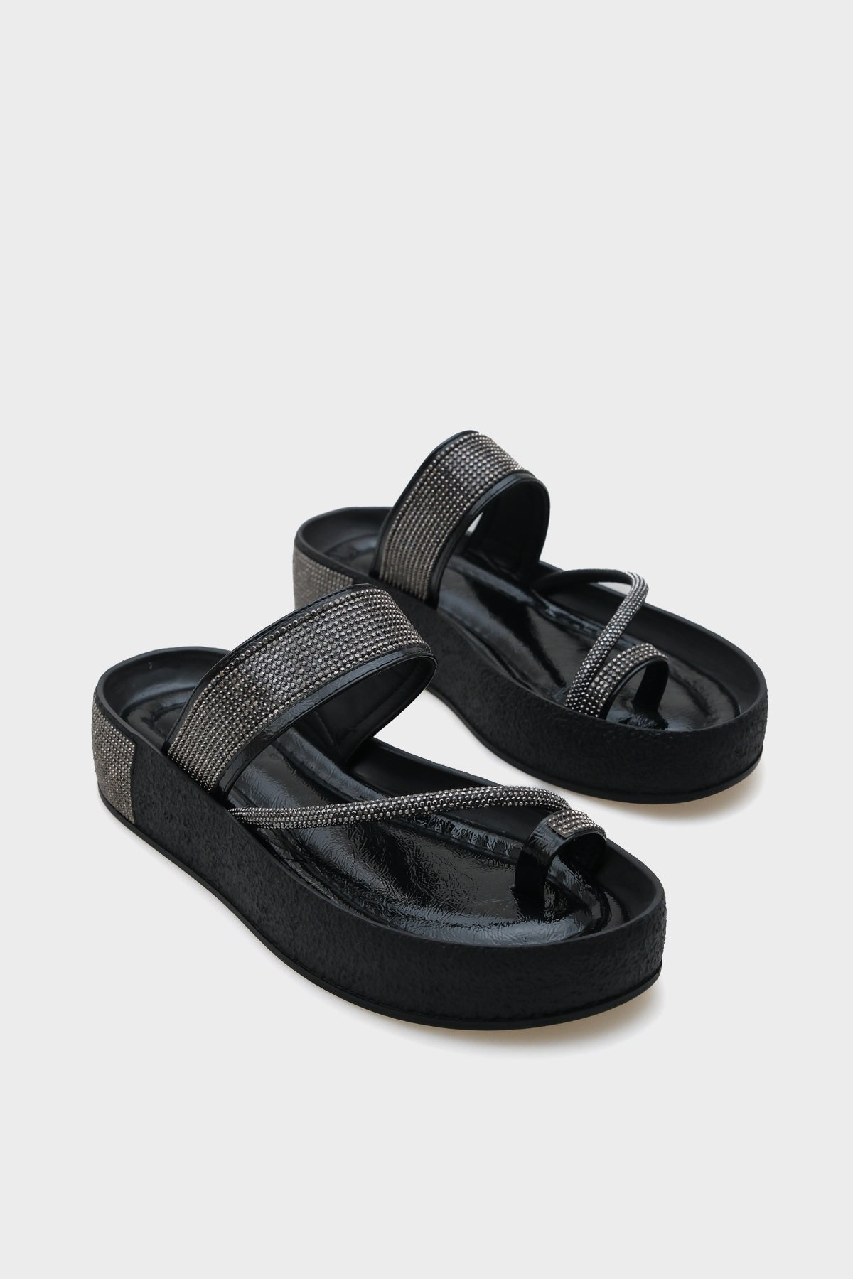 Mara Taşlı Bantlı Taşlı Detaylı Dolgu Topuk Metalik Kadın Terlik