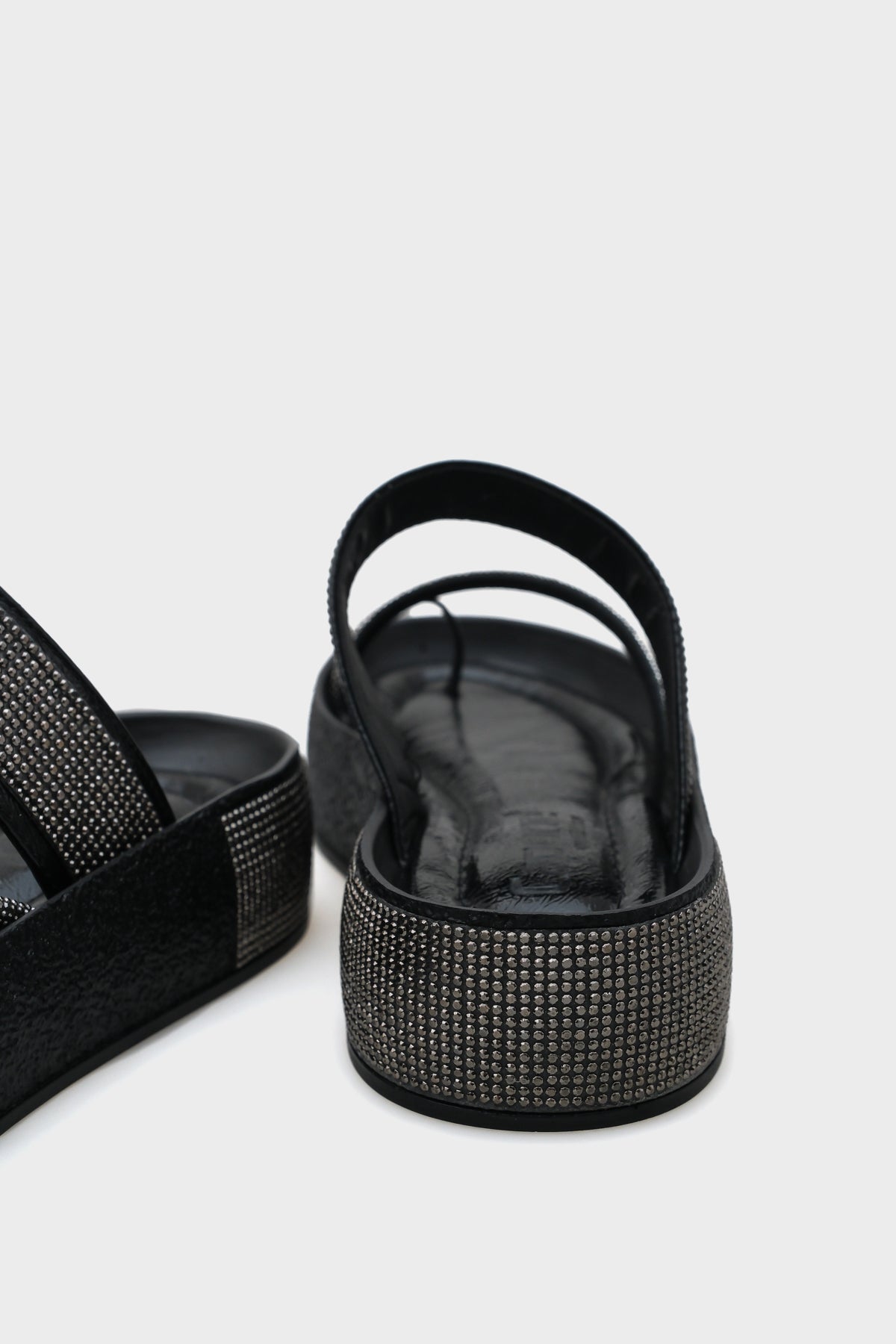 Mara Taşlı Bantlı Taşlı Detaylı Dolgu Topuk Metalik Kadın Terlik