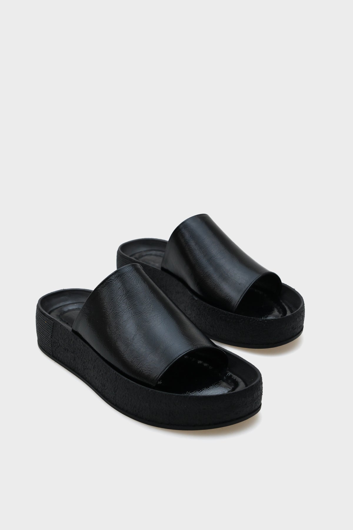 Marci Tek Geniş Bantlı Taşlı Detaylı Dolgu Topuk Metalik Kadın Terlik