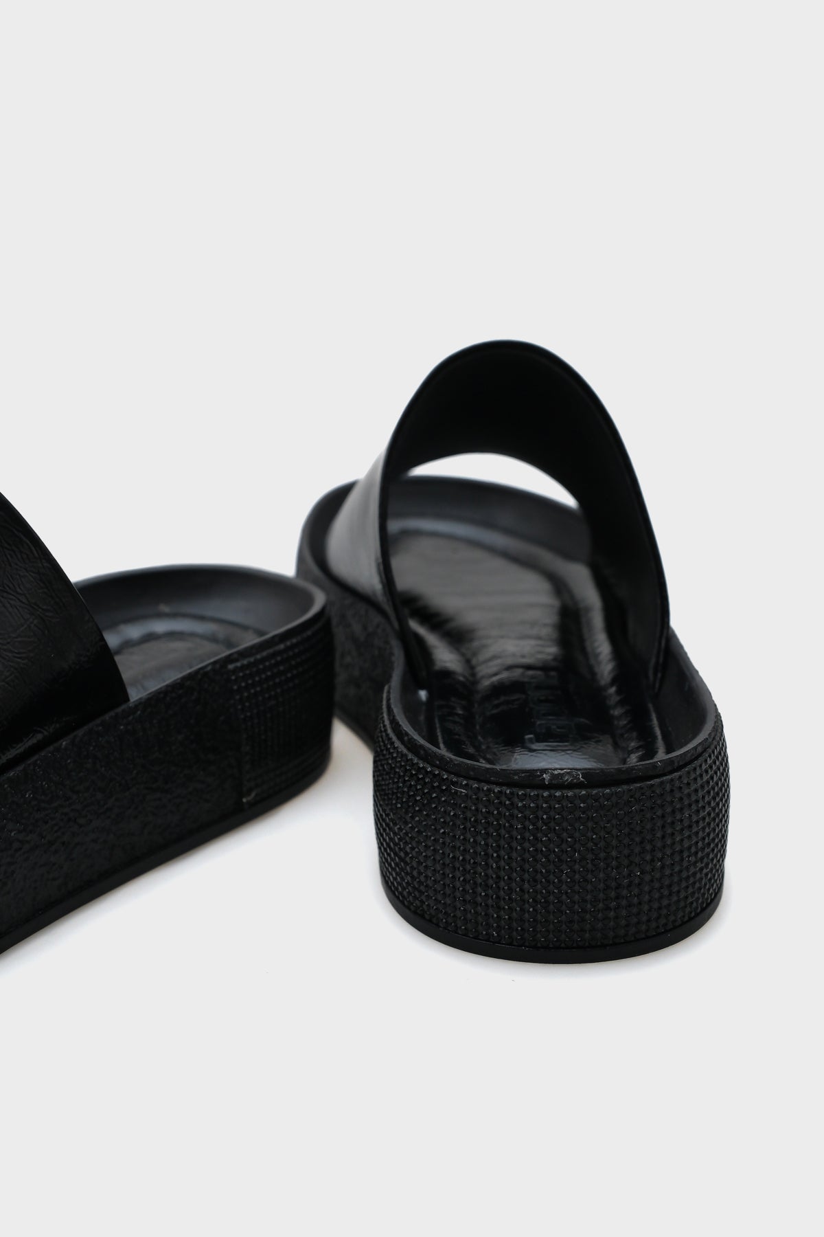 Marci Tek Geniş Bantlı Taşlı Detaylı Dolgu Topuk Metalik Kadın Terlik