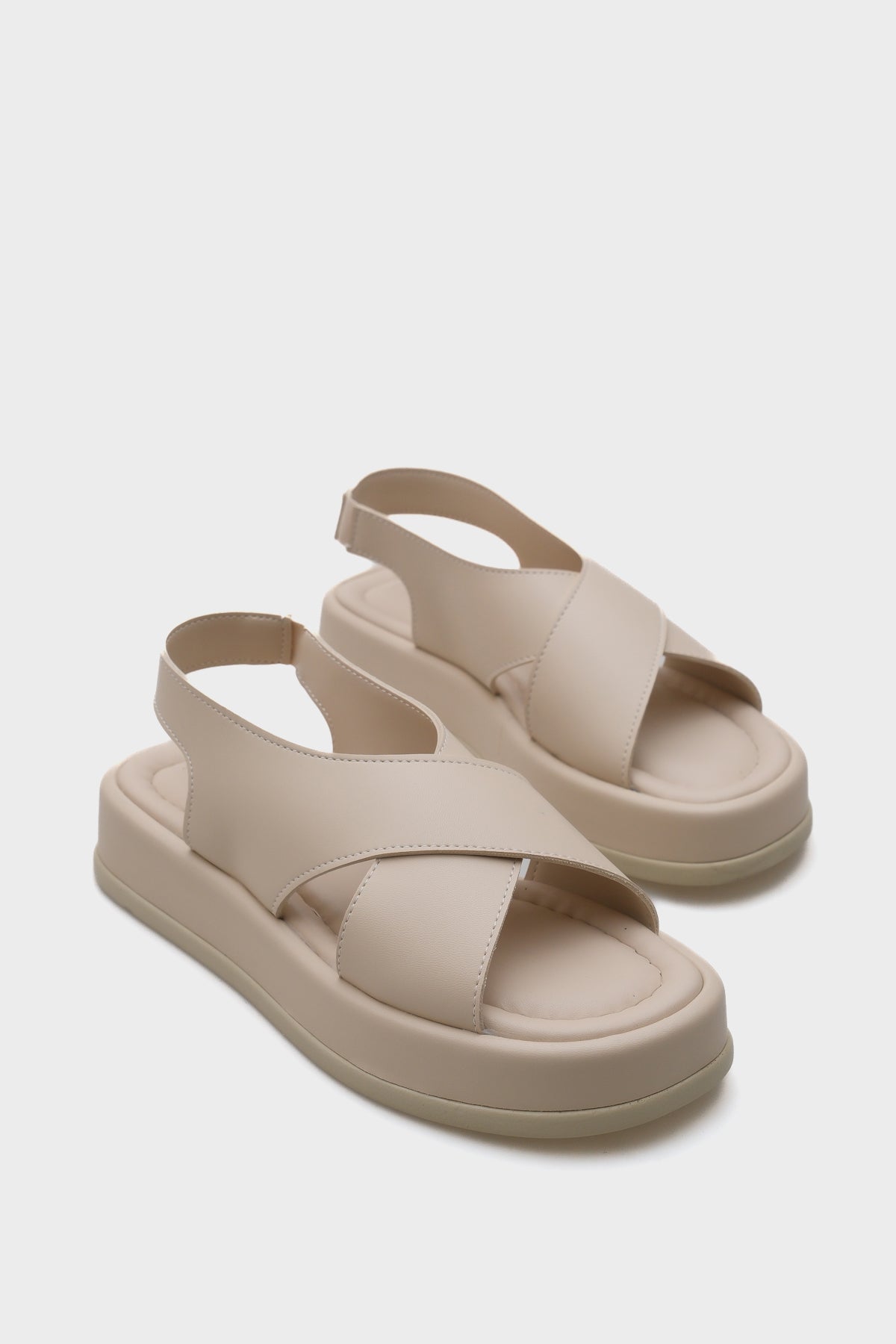Dena Dolgu Topuklu Çapraz Bantlı Kadın Sandalet