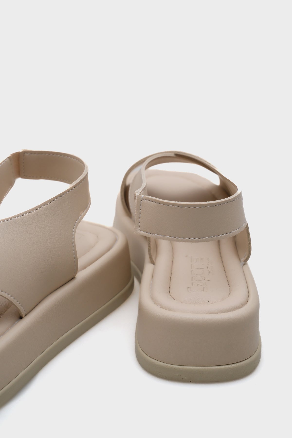 Dena Dolgu Topuklu Çapraz Bantlı Kadın Sandalet