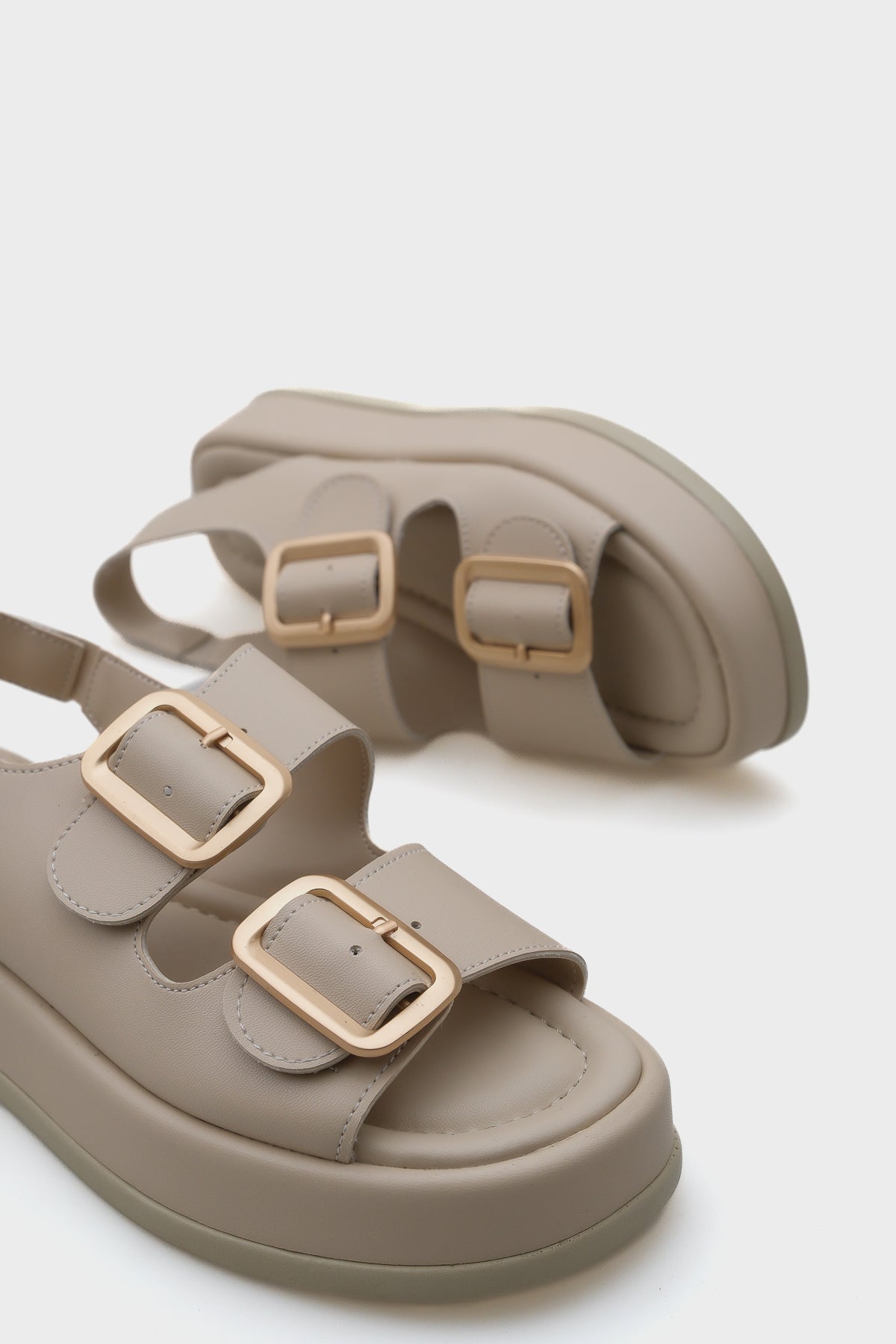 Denice Dolgu Topuklu Çift Bantlı Tokalı Kadın Sandalet