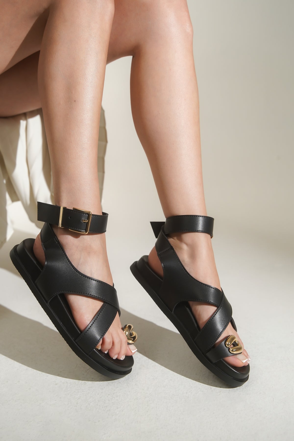 Maribel Parmak Arası Bilekten Bantlı Düz Topuk Kadın Sandalet