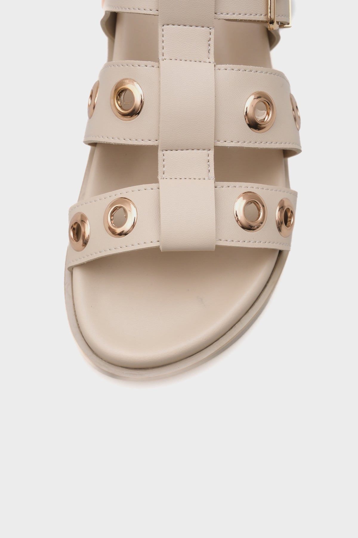 Valene Düz Topuk Metal Aksesuarlı Gladyatör Kadın Sandalet