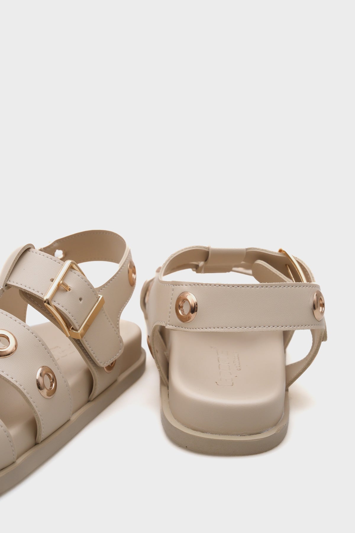 Valene Düz Topuk Metal Aksesuarlı Gladyatör Kadın Sandalet