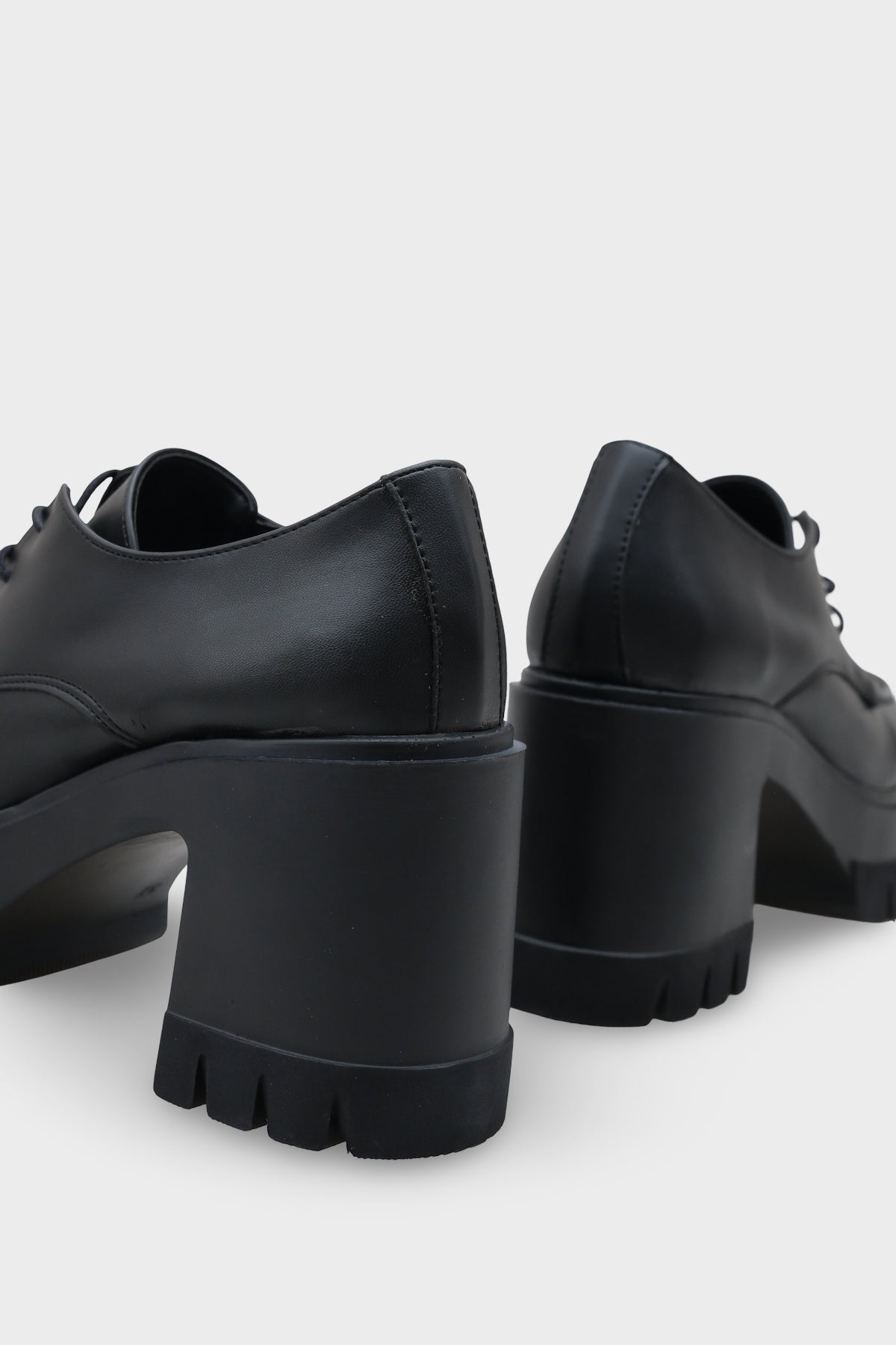 Perle 1007 Yuvarlak Burunlu Bağcıklı Orta Topuklu Kadın Loafer