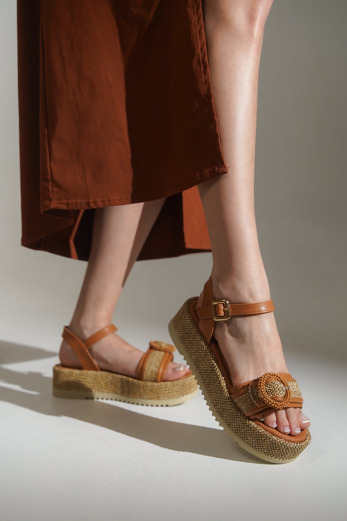 Vanda Ahşap Tek Tokalı Leoparlı Hasırlı Dolgu Topuklu Kadın Sandalet