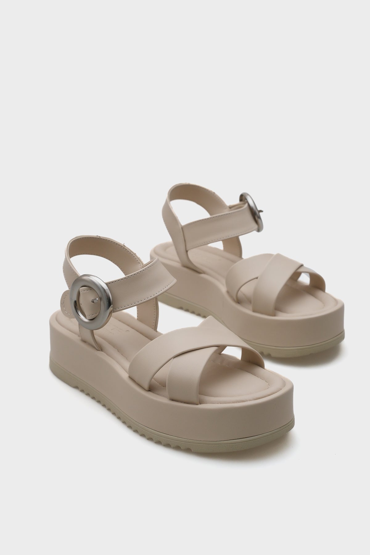 Dolly Çapraz Bantlı Konfor Tokalı Dolgu Topuklu Kadın Sandalet