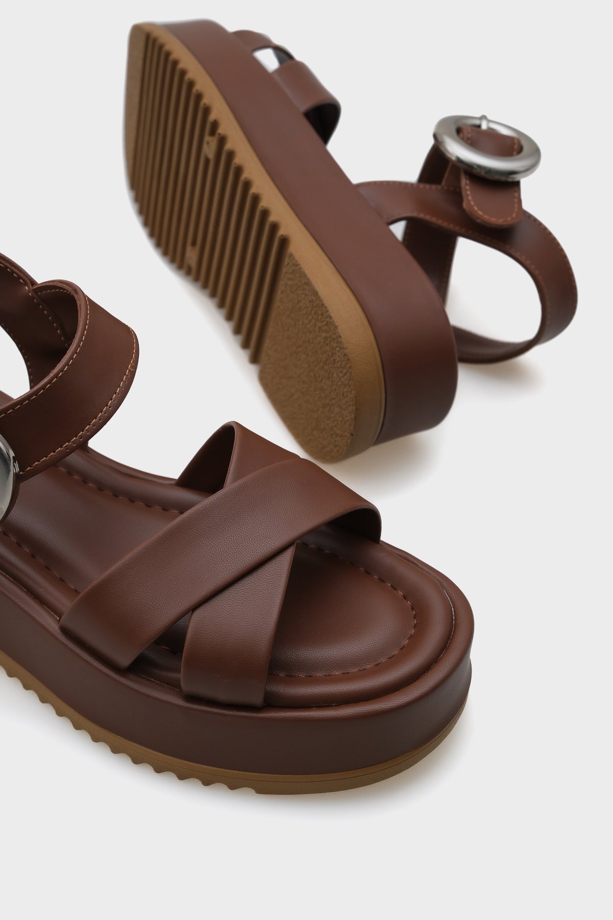 Dolly Çapraz Bantlı Konfor Tokalı Dolgu Topuklu Kadın Sandalet