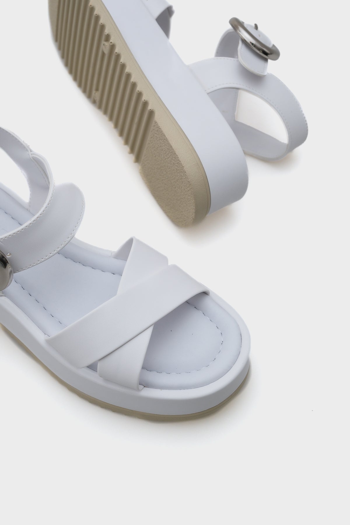 Dolly Çapraz Bantlı Konfor Tokalı Dolgu Topuklu Kadın Sandalet