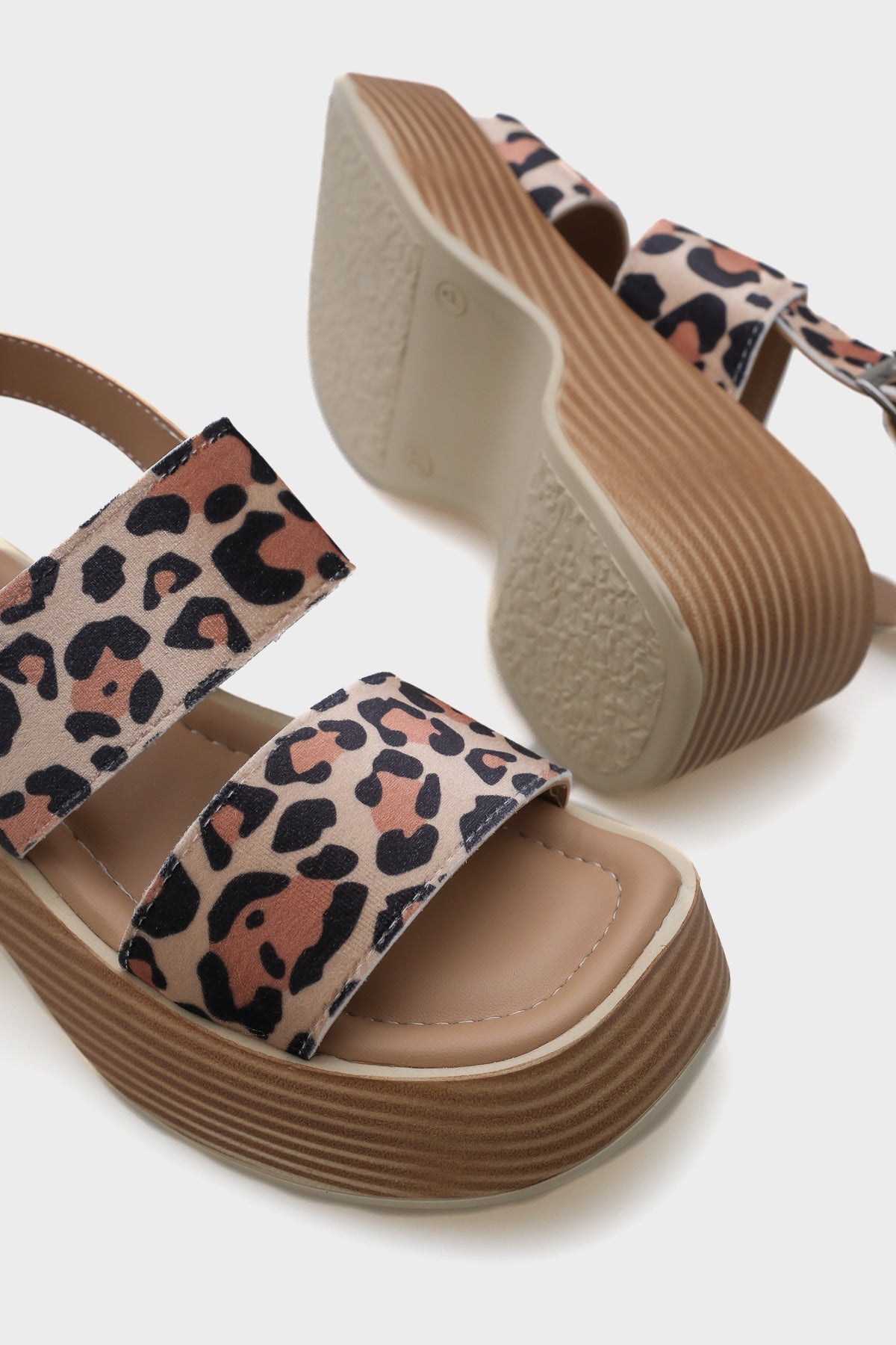 Dora Dolgu Topuklu Çift Bantlı Kadın Sandalet