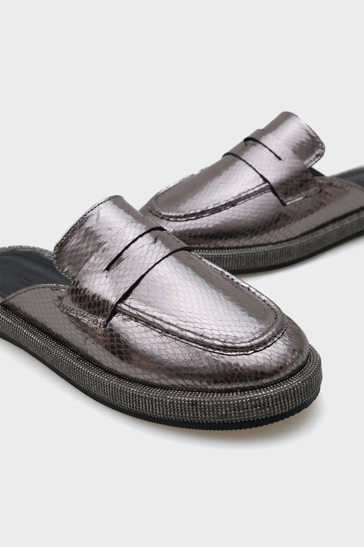 Mel Taşlı Burnu Kapalı Kadın Terlik