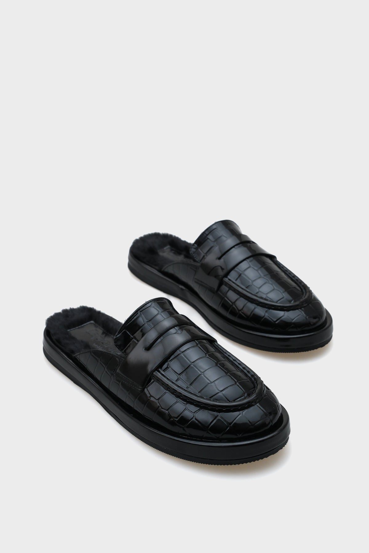 Melva Burnu Kapalı İçi Tüylü Kadın Terlik