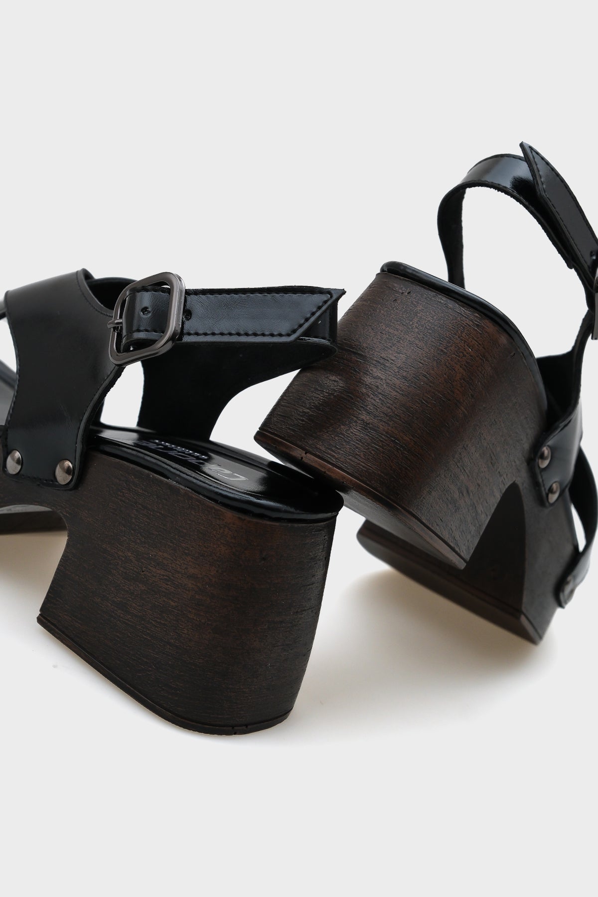 Dusty Çapraz Bilekten Bantlı Kadın Sabo