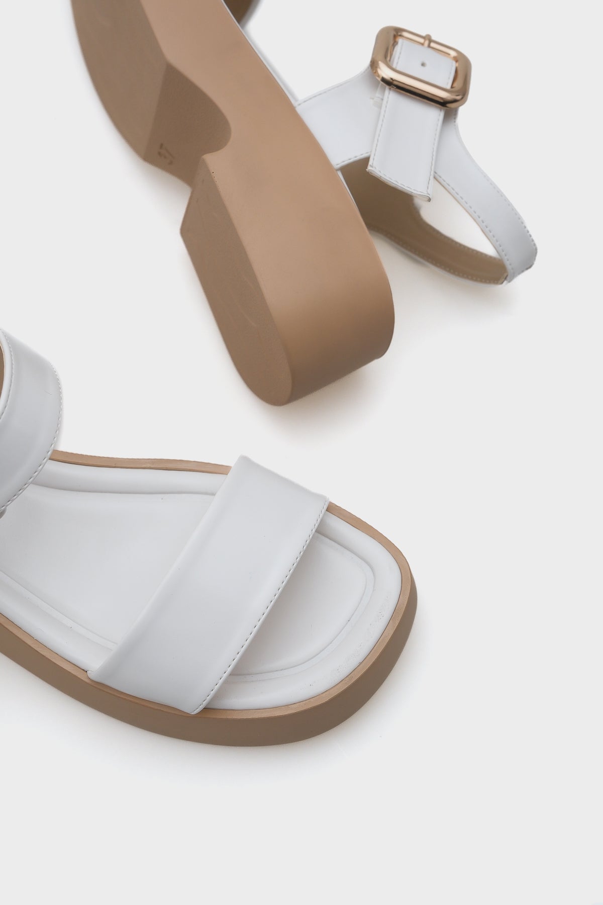 Eddie Dolgu Topuklu Tek Bantlı Tokalı Kadın Konfor Sandalet