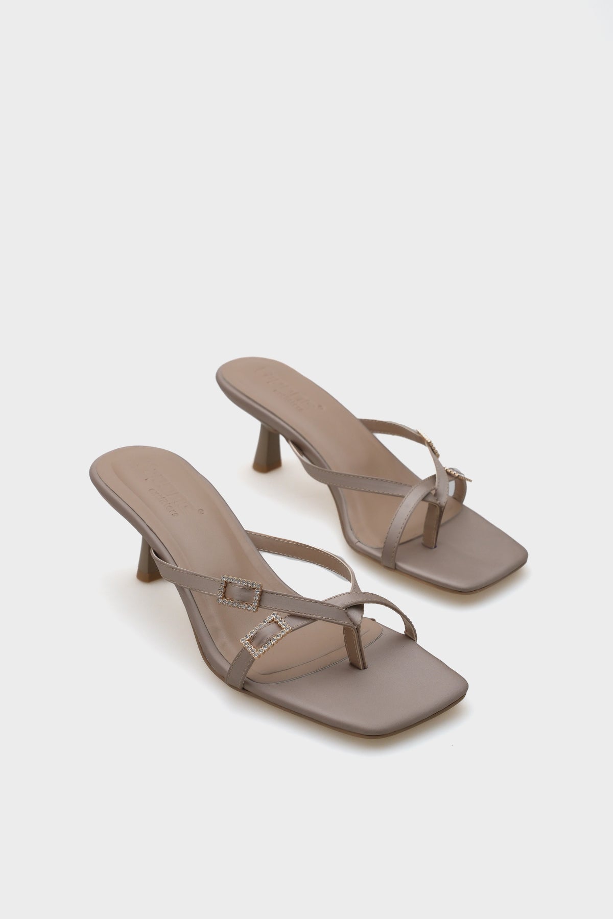 Milena Küt Burunlu Orta Topuklu Çift Taşlı Tokalı Saten Kadın Terlik